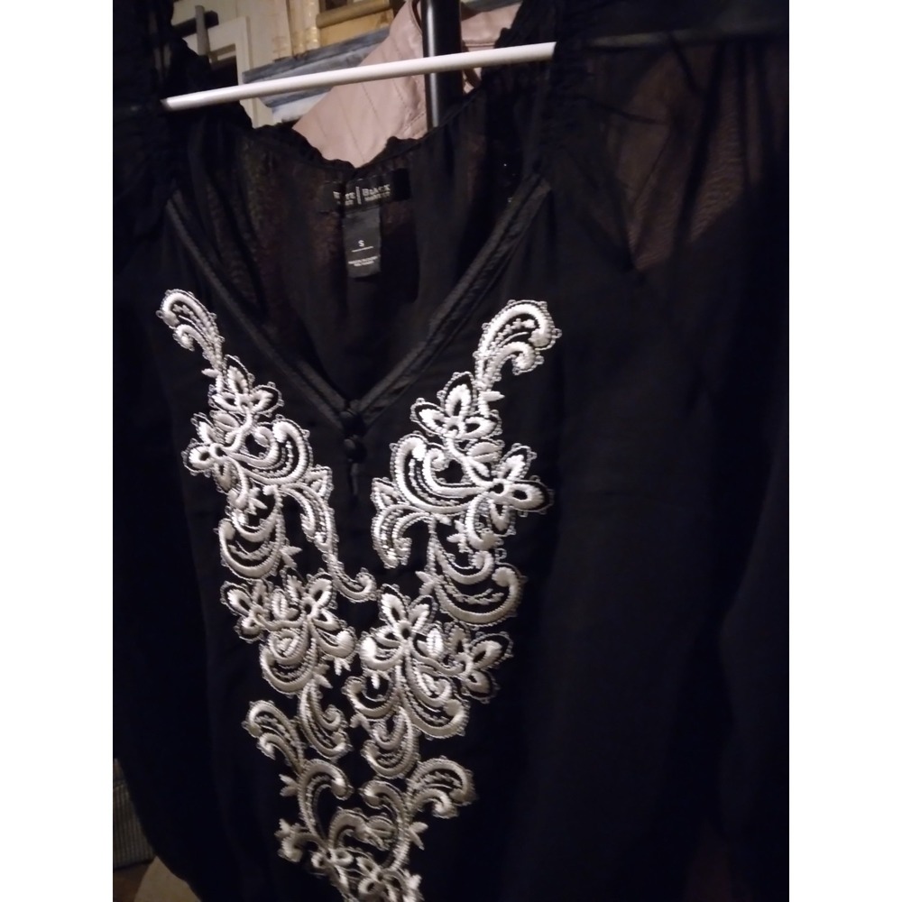 white house black market top black white embroidery blouse 3/4 sleeve V neck S